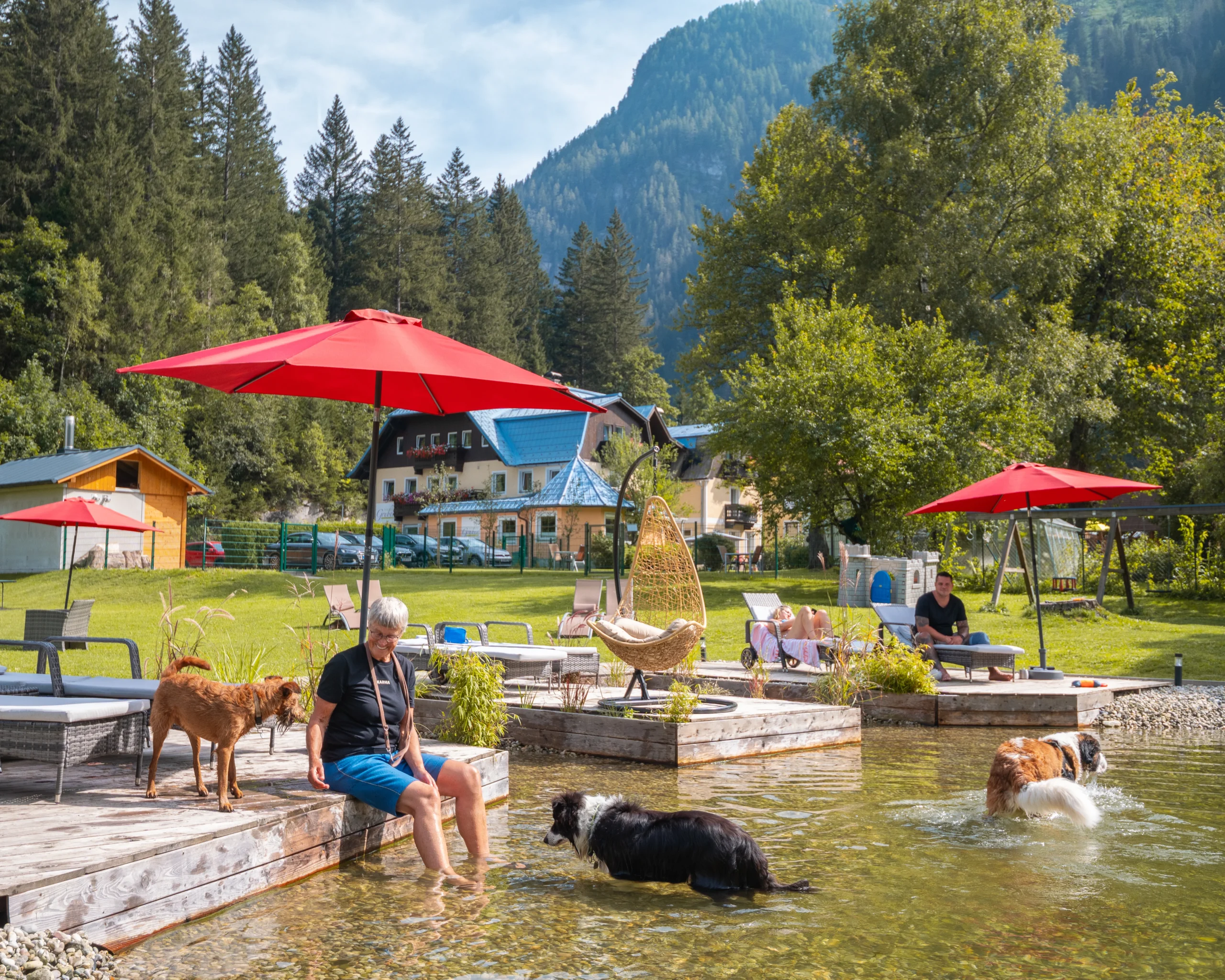 Hunde baden im Hundebadeteich bei GRUBERS Hotel-Apartments Gastein