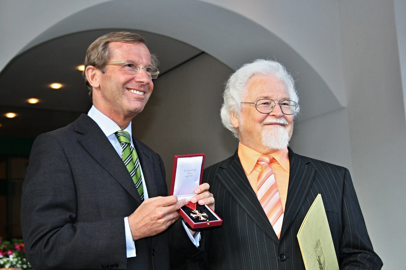 „Fritz Gruber bei der Überreichung des Österreichischen Ehrenkreuzes für Wissenschaft und Kunst – Auszeichnung für seine Verdienste um die Geschichte Gasteins“