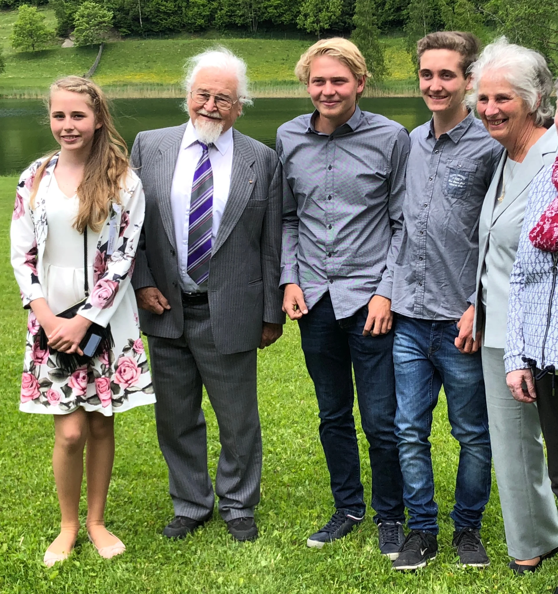 Familienfoto mit Victoria, Fritz Gruber, Tobias, Felix und Erni Gruber am See – drei Generationen der Gastgeberfamilie vom GRUBERS Hotel-Apartments Gastein