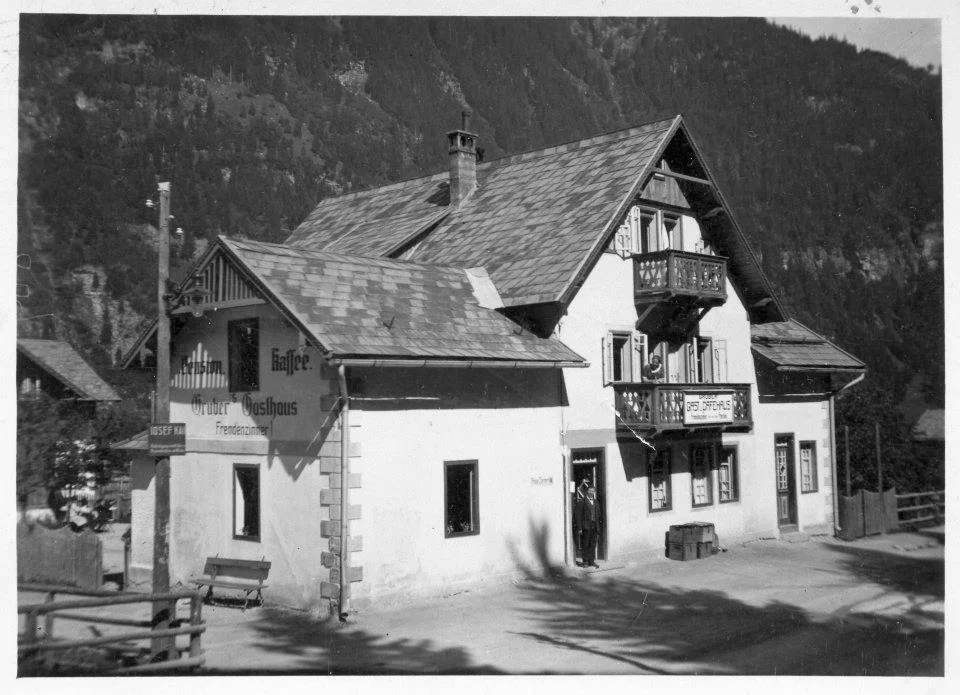 „Historisches Foto des ursprünglichen Gruber Gasthauses in Böckstein, gegründet von Hans und Hedwig Gruber – Ursprung des heutigen GRUBERS Hotel-Apartments Gastein“