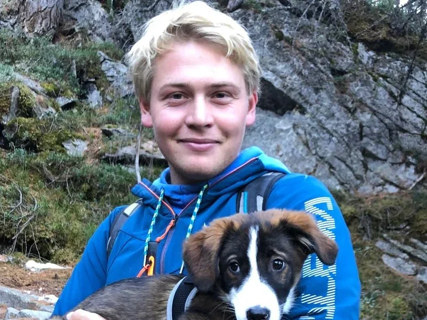 Tobias Gruber bei einer Wanderung mit dem jungen Hund Jockel – Juniorchef im GRUBERS Hotel-Apartments Gastein und zertifizierter Wanderguide