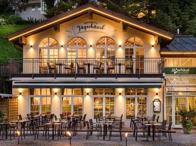 Abendliche Stimmung im hundefreundlichen Jägerhäusl mit beleuchtetem Gastgarten