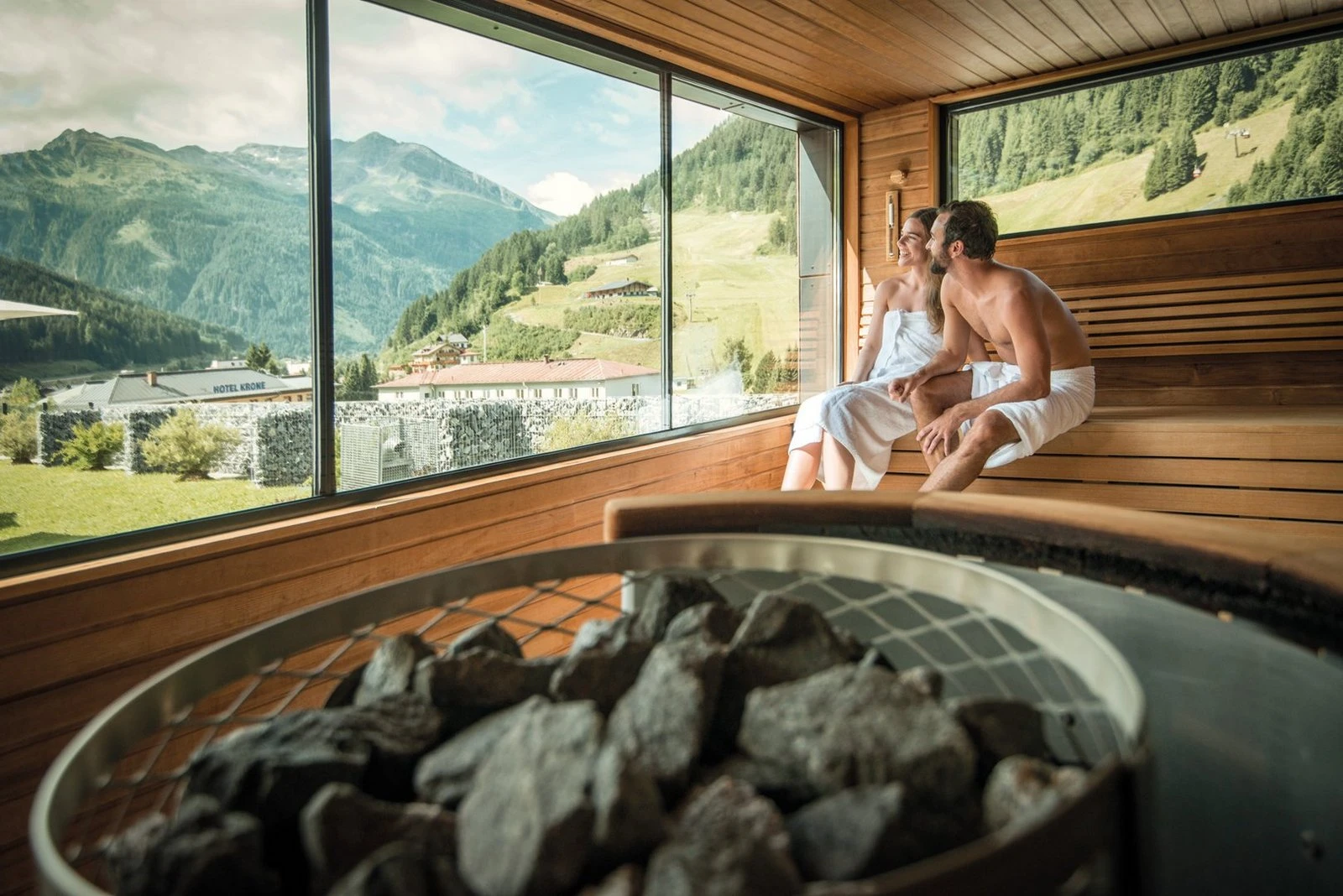 Saunalandschaft mit Panoramablick in der Felsentherme Gastein – Entspannung in den Alpen
