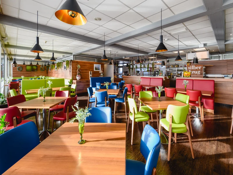 Moderner Gastraum im Panoramarestaurant Silberkrug mit bunten Sesseln und viel Licht