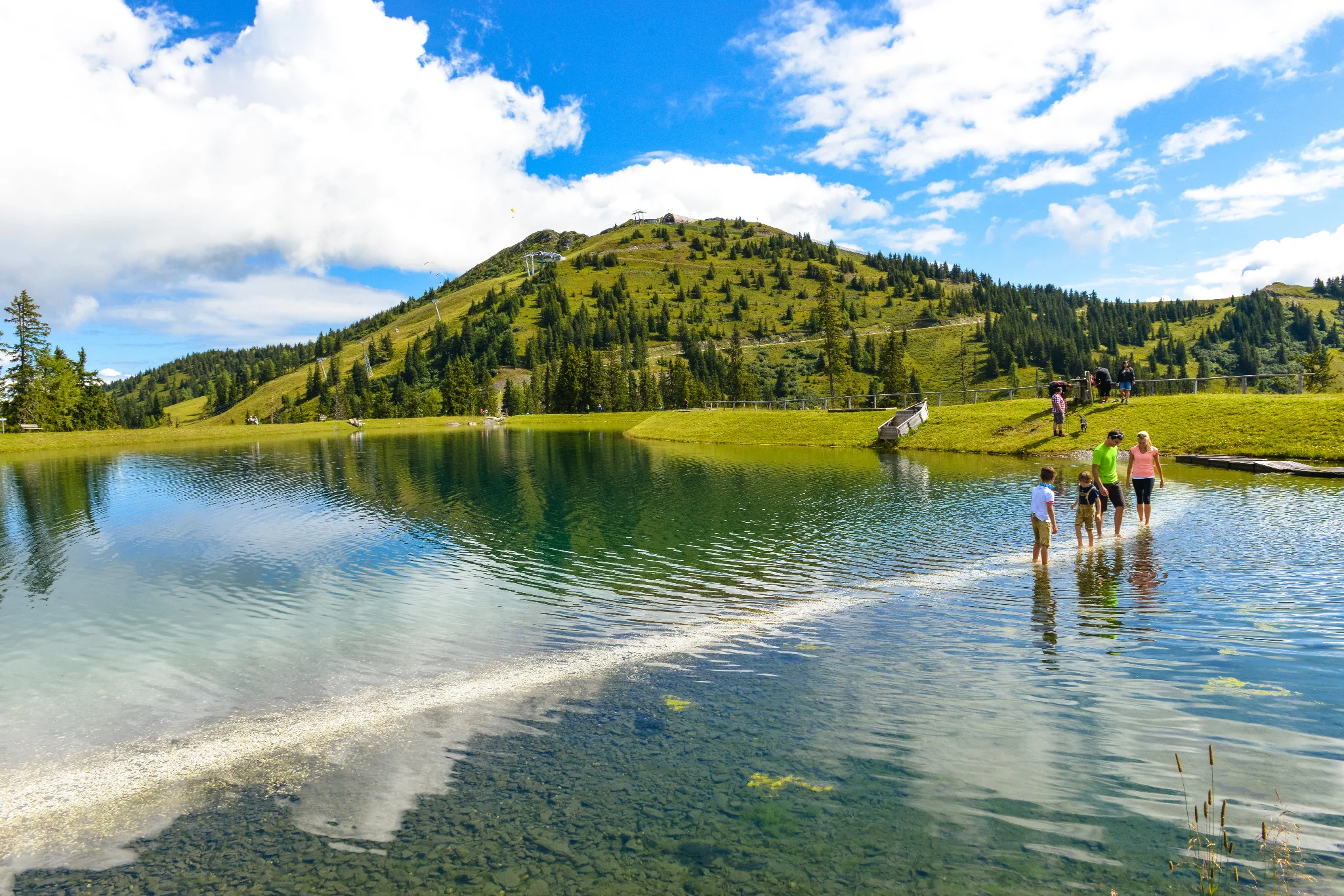 Familie am Spiegelsee Fulseck in Dorfgastein – Wanderziel mit Hund in den Alpen