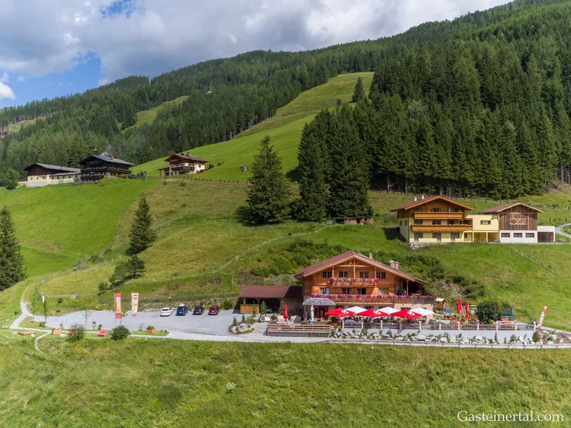 Almgasthof Windischgrätz mit Gastgarten und Panoramablick auf das Gasteinertal